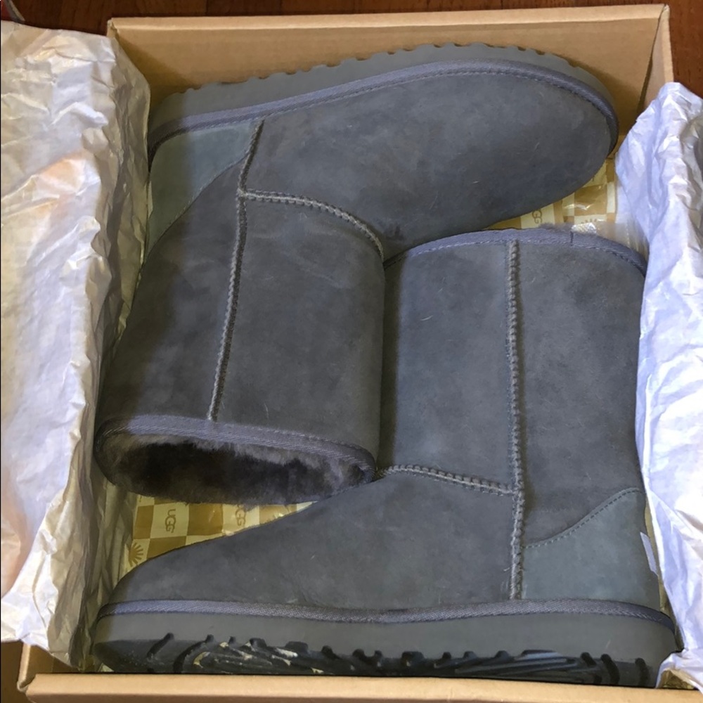 Gray uggs size 5Y / 7 women